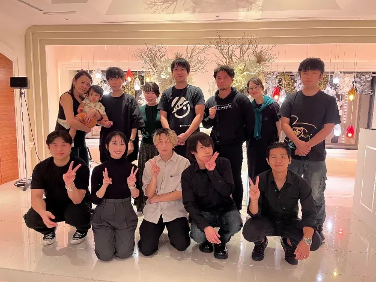 創立記念パーティーの集合写真