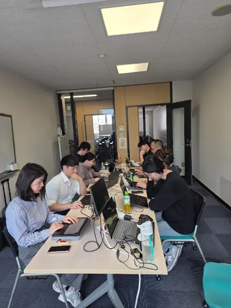 合宿で作業するメンバー